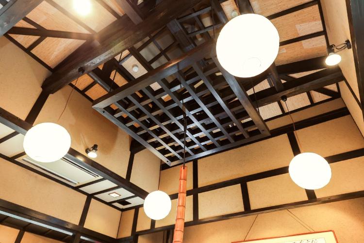 湯上がり場の天井。