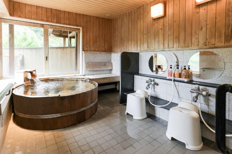 桶の形をした檜風呂です。