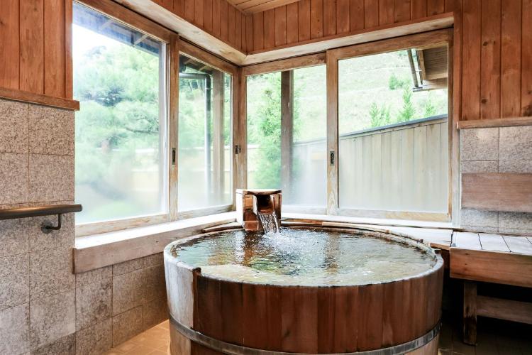 浴槽は足を上げてお入りいただくような作りになっています。