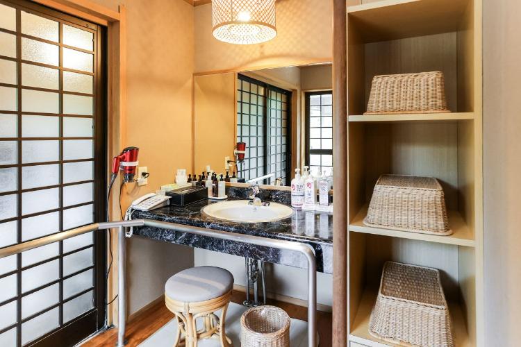 桶風呂の脱衣所にはドライヤー・クレンジング・化粧水・乳液・ヘアトニック・ヘアリキッド・アフターシェーブローションのご用意がございます。