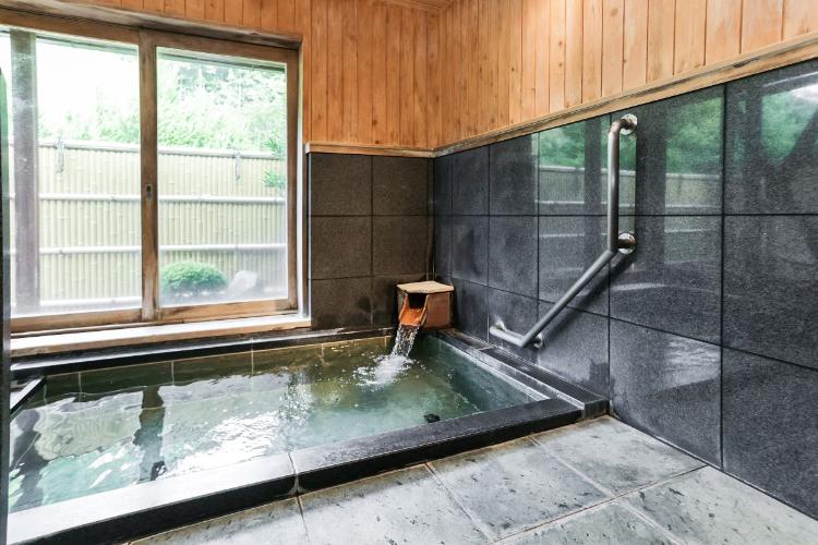 石風呂の浴槽には手すりがついております。