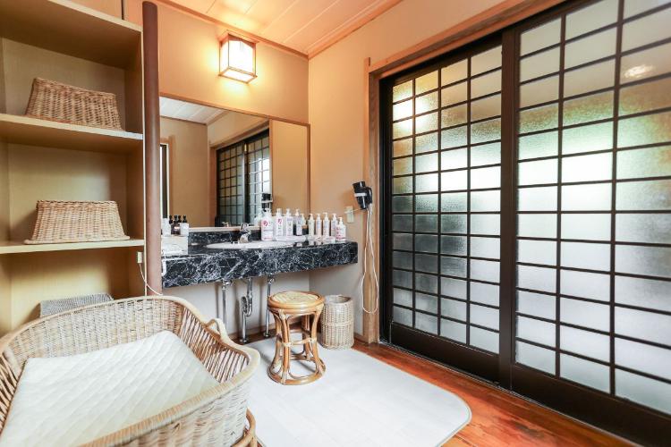 石風呂の脱衣所にはドライヤー・クレンジング・化粧水・乳液・ヘアトニック・ヘアリキッド・アフターシェーブローションのご用意がございます。