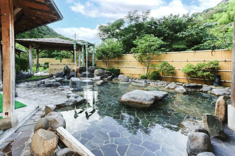 大浴場の露天風呂。当館名物の打たせ湯もこちらにございます。