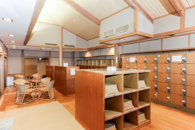 大浴場の脱衣所。コインロッカーは100円の有料です。