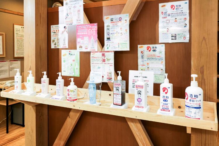 脱衣所には男女共通で売店で販売している商品（クレンジング・洗顔・保湿クリーム他）の試供品がございます。是非お試しください。