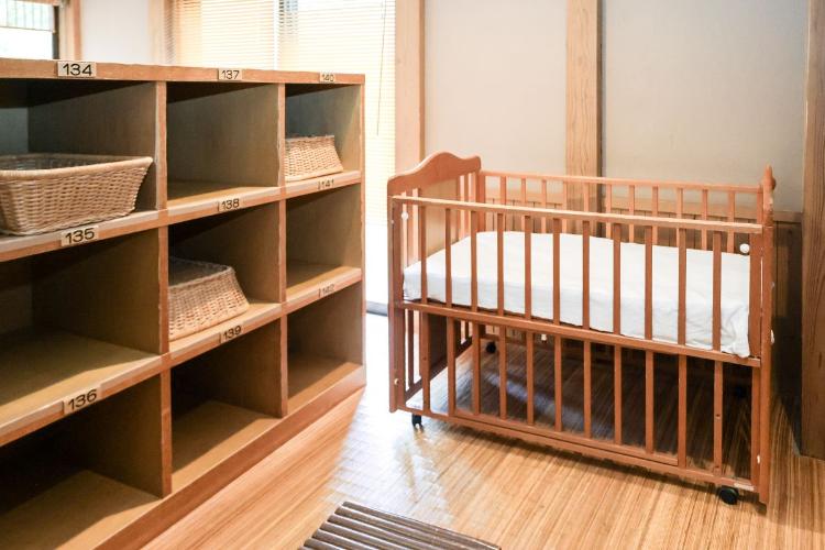 大浴場の脱衣所には男女共通でベビーベッドを設置しています。