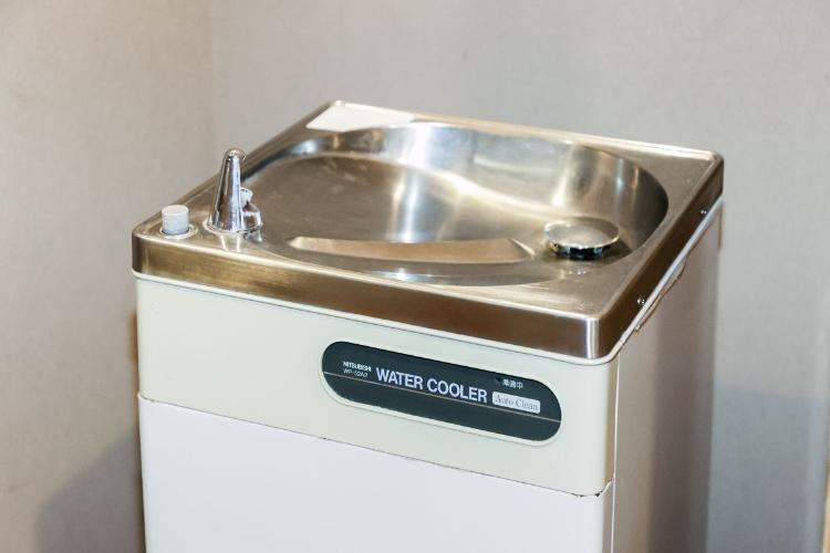 脱衣所に設置している冷水機。