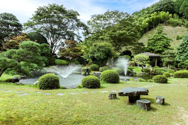 ロビーからは日本庭園に出ることができます。