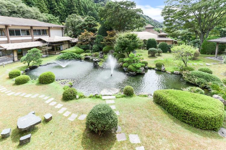 2階のお庭側の客室から望む日本庭園。