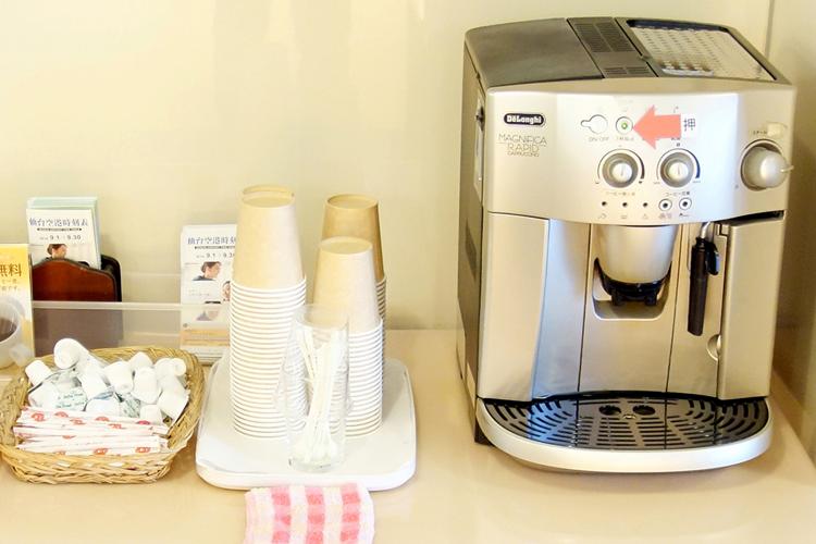 24時間いつでも挽きたて淹れたてをお楽しみ頂けるコーヒーサーバー（１Fロビーにて）