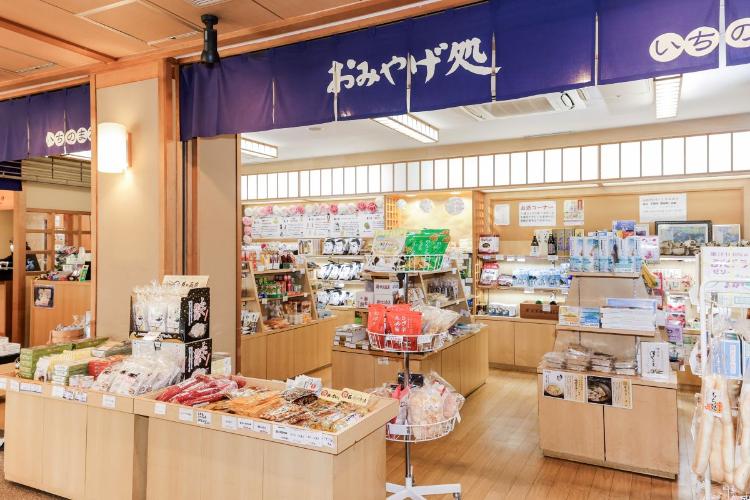 1階には売店がございます。朝7時～夜9時まで営業しております。