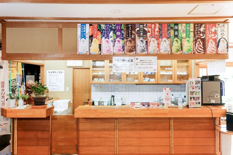 喫茶コーナー「一茶」では、ソフトクリームを販売中です。また、売店でコーヒーカップを販売しておりまして、セルフサービスでコーヒーもお召し上がりいただけます。