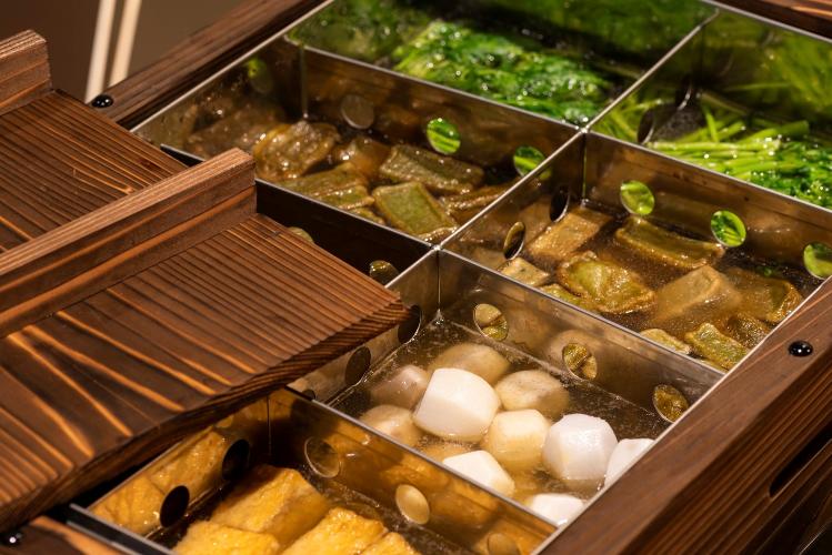 海老芋やよもぎ麩、京厚揚げなど、京都らしい具材を鴨ガラでとった濃厚な出汁で個性豊かなおでんに。