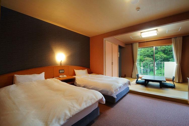 ★【山側和洋室】ツインベッド＋和室6畳のお部屋です