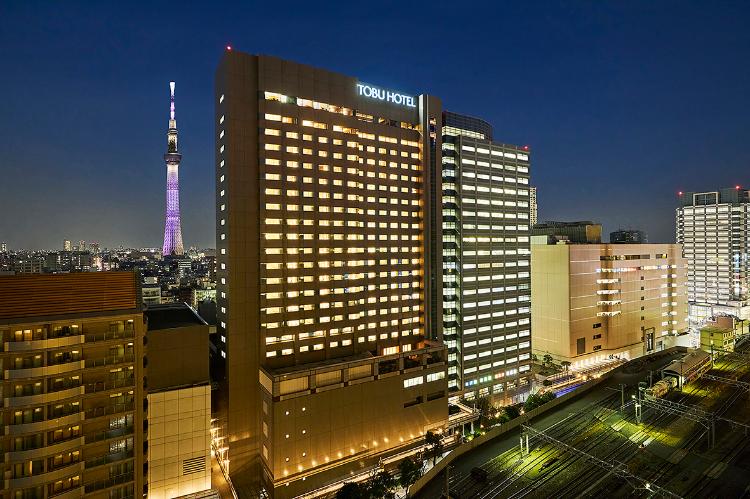 ホテル外観（夜）