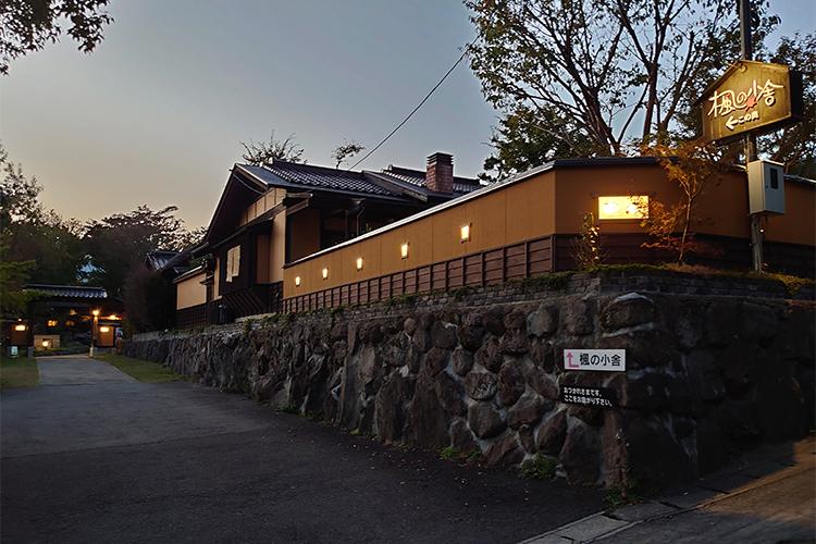 夜の外観