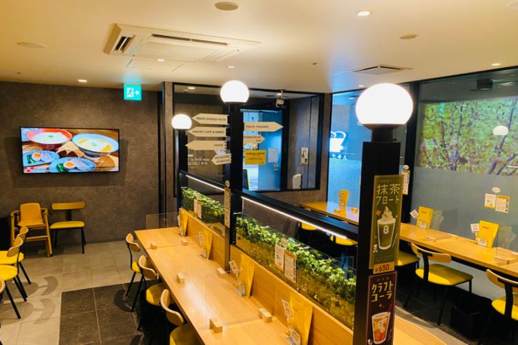 海外チックな標識は密かな写真スポットとなっております。