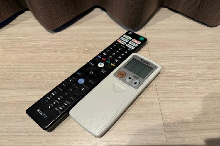 テレビ用リモコン、空調用リモコン