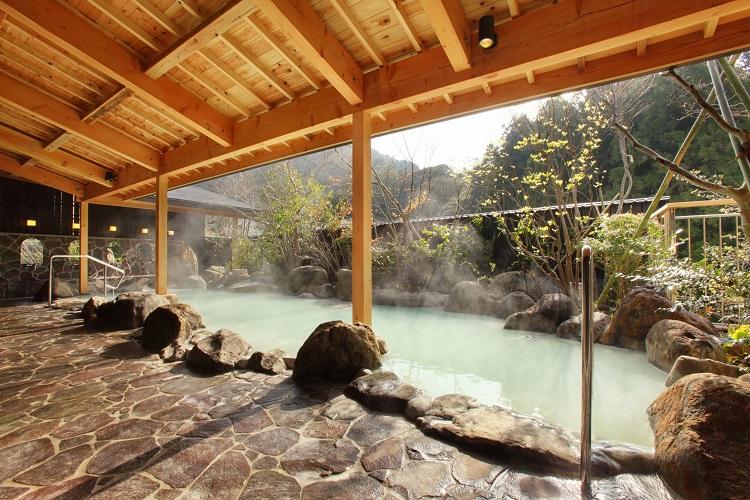 ［源泉かけ流し100％］四季折々の風景を感じる事ができる露天風呂です。