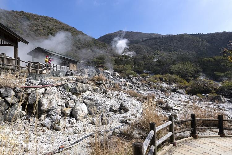 雲仙地獄(地獄側)から温泉街を望む風景