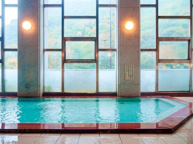 【1F マルモ大浴場（女湯）】無色透明・無味・無臭で、肌に対する刺激が少なく、体にやさしい温泉です。