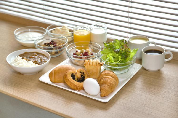 お好きなパンと野菜たっぷりのカレーで栄養満点の朝食をお楽しみください