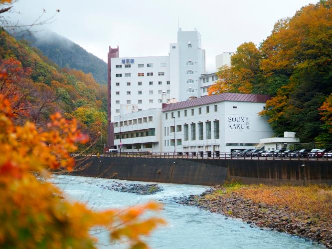 【秋】例年9月中旬過ぎから始まる層雲峡の紅葉。赤に黄色に色づく景色は圧巻です！