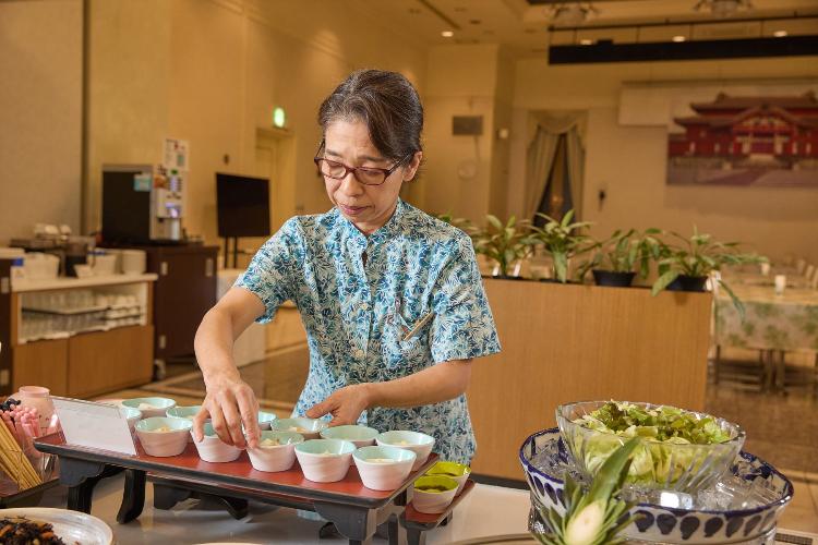 沖縄の元気なお母さん達が愛情を込めて作った“うちなー御膳”