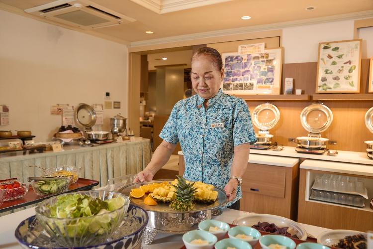 沖縄の元気なお母さん達が愛情を込めて作った“うちなー御膳”