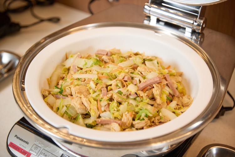 沖縄の元気なお母さん達が愛情を込めて作った“うちなー御膳”