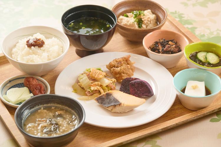 沖縄の元気なお母さん達が愛情を込めて作った“うちなー御膳”