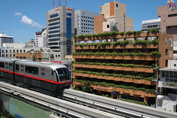 ベランダにはブーゲンビリアを中心南国の植物があり、街中でも緑が目立ちます。