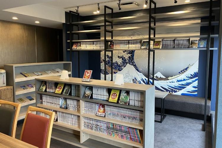 【ブックライブラリー／宿泊者様限定】豊富な書籍3,000冊とフリードリンクを揃えております。