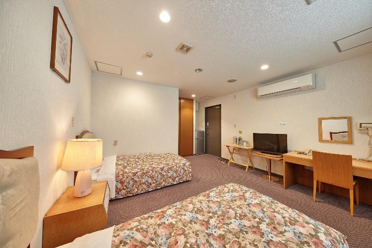 客室一例/夜はベッドで安眠の夜をお過ごしください。