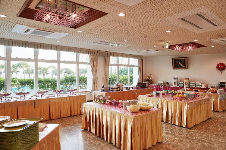 食事会場/心地よい陽射しが差しこむ会場でお食事をお楽しみください