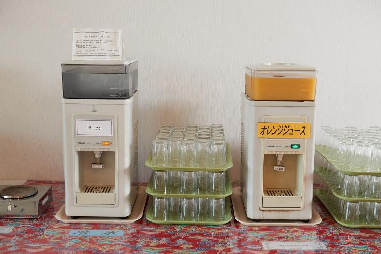 ドリンクコーナー/オレンジジュースやコーヒーなどをご用意しております。