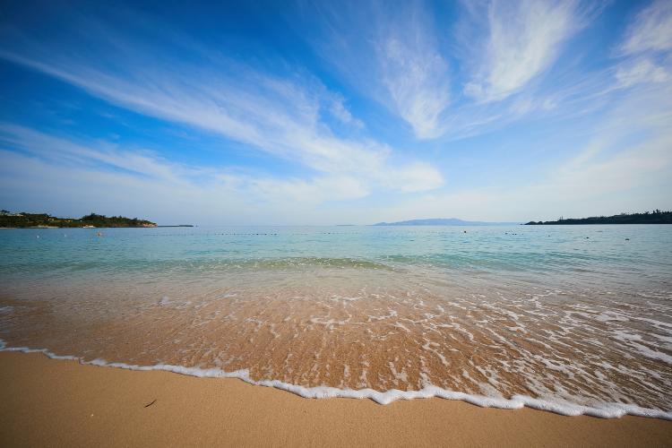 ビーチ/白い砂浜とエメラルドグリーンの海。極上のビーチライフをご堪能下さい。