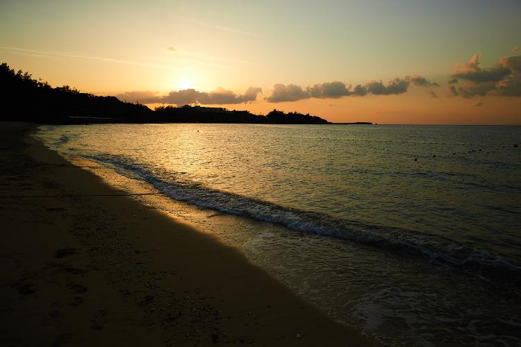 景観/夕焼け色に染まるビーチは神秘的な美しさ。