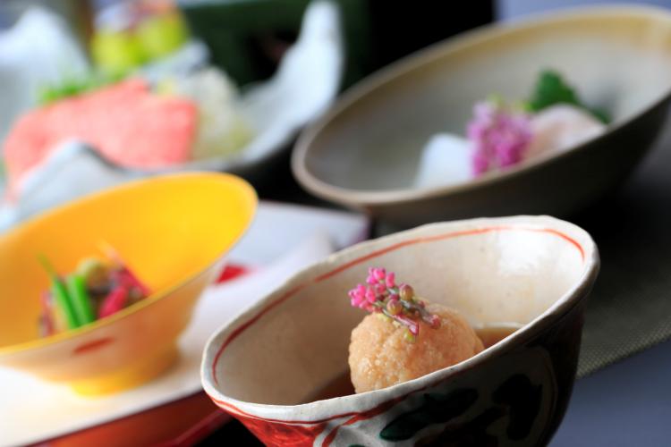 秋の季節会席イメージ：旬の魚介など上質な食材を厳選し、料理人が丁寧に仕立てました。豊穣の秋に食のすすむ品々をご堪能くださいませ。