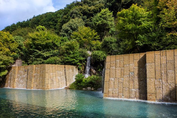 ロビーラウンジ「山草花」：水の流れが清々しさを誘う庭園を眺めながら、ゆったりとしたひとときをお過ごしくださいませ。