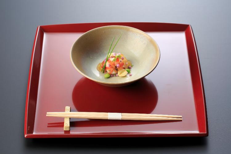 特別会席イメージ：料理の基本は「三土料理の哲学」が基本。食材はもちろん、お料理が運ばれるまでの時間もお楽しみいただけるよう、 お料理を通じて料理人が特別な時間をおもてなしいたします。