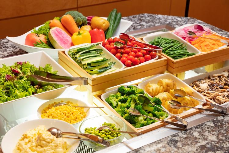 朝食ビュッフェイメージ：地元の野菜や旬の青果をご賞味いただけます。