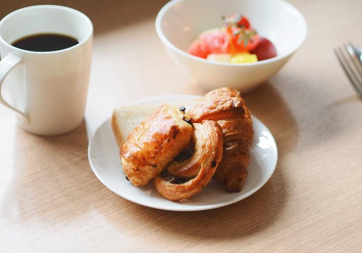 【朝食 | 焼きたてパンとごちそう野菜の朝ごはん】 『焼き立てパンとごちそう野菜の朝ごはん』をコンセプトに、野菜の本来の美味しさを引き出した朝食をご用意
