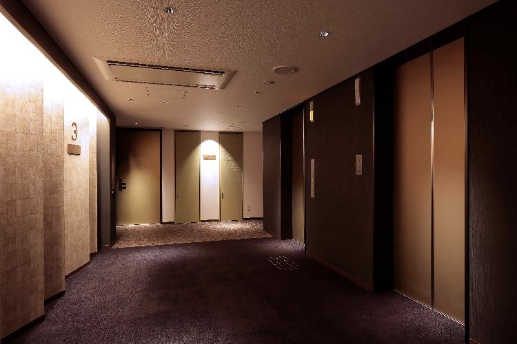 【客室フロア】東洋と西洋の感性がミックスされた和モダンな雰囲気でお客様をお迎えいたします。