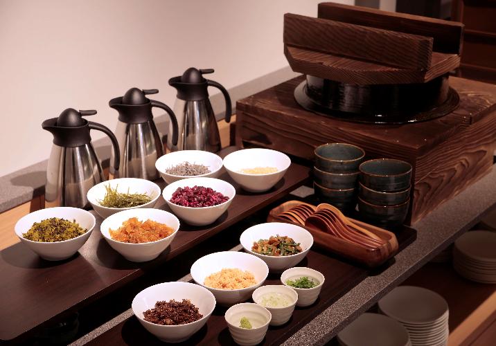 【ラウンジサービス | お茶漬けバイキング】季節ごとに代わるトッピングを日替わりでご提供しております。