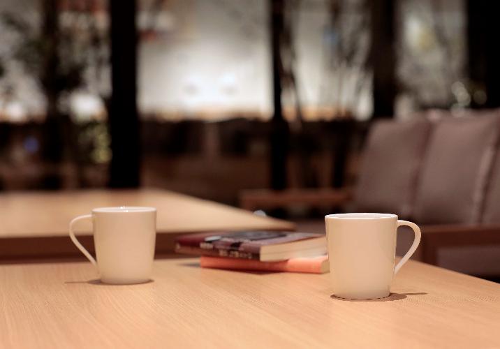【インターゲートラウンジ】こだわりのコーヒーやオリジナルカクテルなど、時間帯によって様々なサービスをご提供するインターゲートラウンジ。