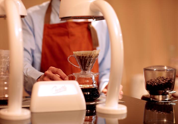 【ラウンジサービス | こだわりのコーヒー】最高の美味しさを引き出すため、1杯作るのに約3分かけてドリップする全自動ドリップマシンを採用し、安定した理想的な味わいのコーヒーを抽出しています。