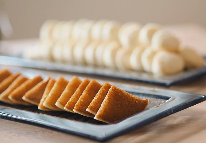 【ラウンジサービス | アフタヌーンサービス】お菓子やドリンクなどご用意しております。