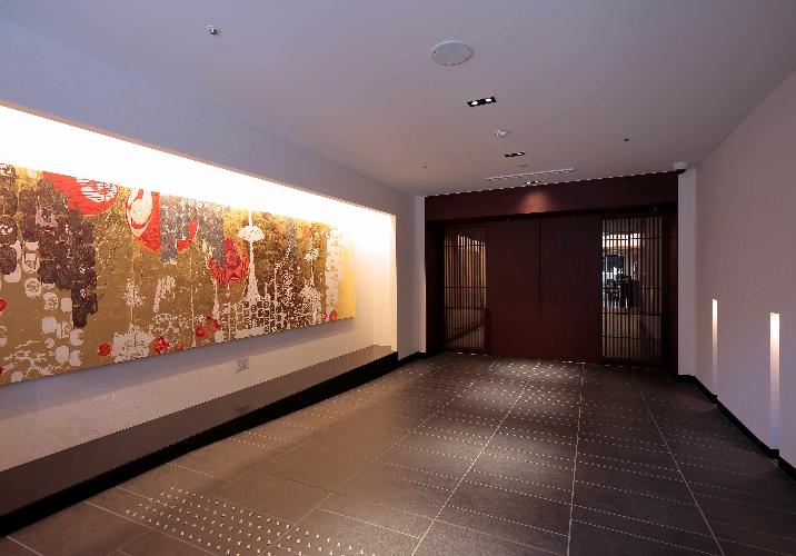 【ホテルエントランス】祇園祭をテーマにした大きな絵画がお客様をお出迎えいたします。