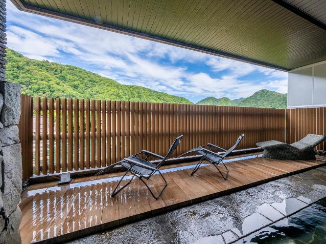 定山渓の山々を望みながらととのえる外気浴スペースです。